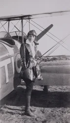Amelia Earhart (1897-1937) naast de McLintic-tweedekker, omstreeks 1922